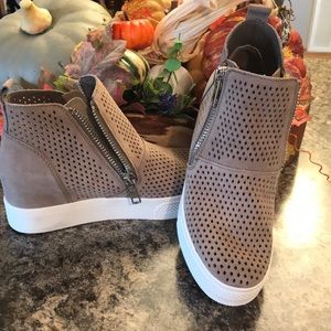 Steve Madden taupe bootie